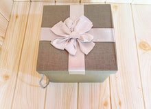 Load image into Gallery viewer, Gift box with pre tied bow
